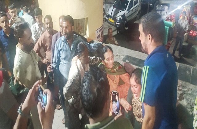 Chamba: चंबा मेडिकल कॉलेज में डेढ़ साल की बच्ची की मौत से हंगामा, परिजनों ने इलाज में लापरवाही का लगाया आरोप; जांच कमेटी होगी गठित