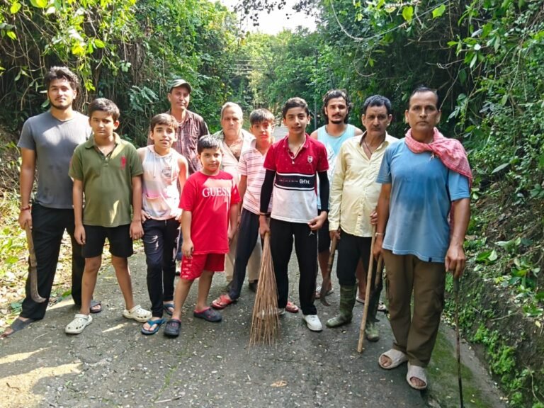 Kangra: कुठंमा में युवाओं ने संभाली गांव की सफाई की कमान, रास्तों से झाड़ियां हटाईं और नालियां कीं साफ