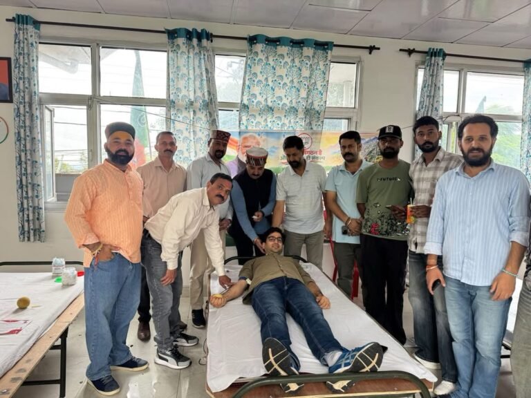 Kangra: प्रधानमंत्री नरेंद्र मोदी के जन्मदिन पर कांगड़ा में रक्तदान शिविर, पूर्व विधायक विशाल नेहरिया ने खुद किया रक्तदान