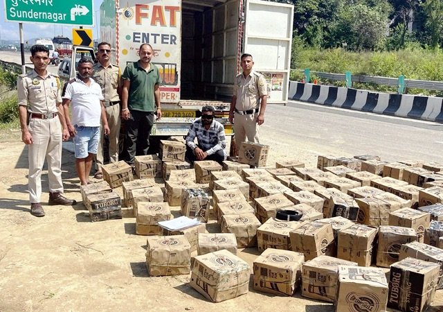 मंडी में शराब तस्करी का बड़ा खुलासा, पंजाब में बिक्री के लिए बनी बीयर की 102 पेटियां बरामद; चालक गिरफ्तार