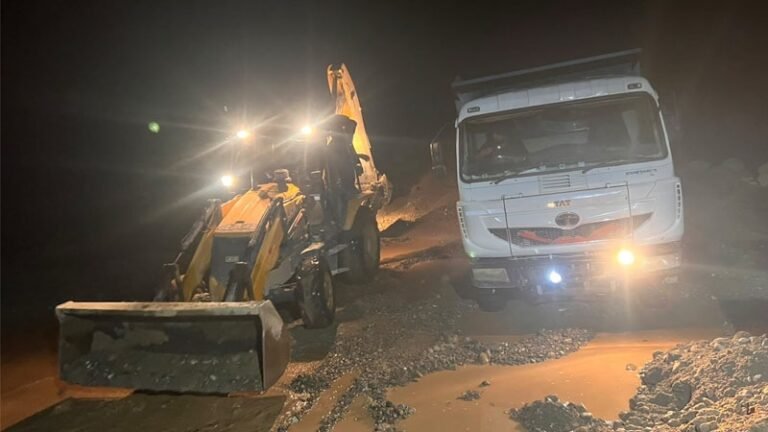 Kangra: नूरपुर में अवैध खनन पर पुलिस का बड़ा एक्शन, चक्की खड्ड से 2 JCB और 5 मल्टी एक्सल ट्रक कब्जे में