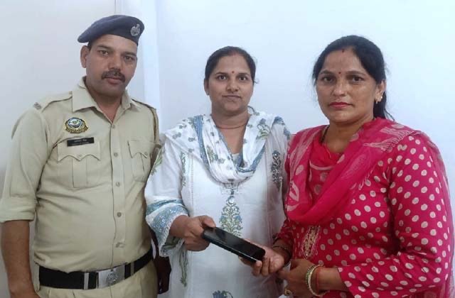 सुंदरनगर पुलिस ने तकनीक से ढूंढ निकाले चोरी-गुम हुए 10 मोबाइल, CEIR पोर्टल बना बड़ा मददगार; अब मालिकों को लौटाए जाएंगे फोन