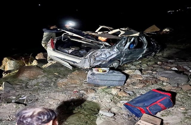 लाहौल-स्पीति के सिस्सू में दर्दनाक हादसा, गहरी खाई में गिरी कार; मंडी के 2 युवकों की मौत, अन्य घायल