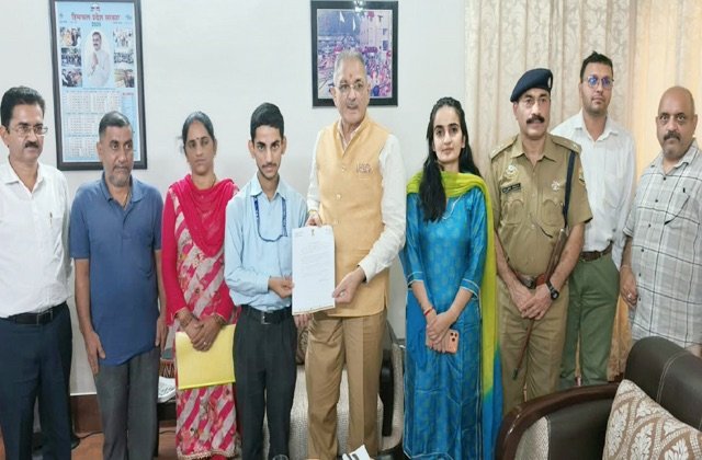 हमीरपुर के सर्वेश शर्मा को राज्यपाल ने किया सम्मानित, सेना के लिए बनाएंगे ‘रुद्र एज टी-1’ ड्रोन; रक्षा मंत्रालय से मिली 3.5 करोड़ की ग्रांट