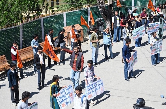 HPU में ABVP का जोरदार प्रदर्शन, संशोधन विधेयक की जलाई प्रति; छात्रों की समस्याओं और परिसर हिंसा का मुद्दा भी उठाया