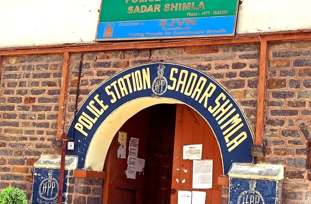 शिमला में महिला से सरेआम मारपीट का वीडियो वायरल, पुलिस ने आरोपी को दबोचा; जांच में सामने आया चौंकाने वाला रिश्ता