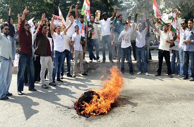 वोट चोरी और SIR के मुद्दे पर कुल्लू में यूथ कांग्रेस का प्रदर्शन, CEC ज्ञानेश कुमार को हटाने और SIR रोकने की मांग