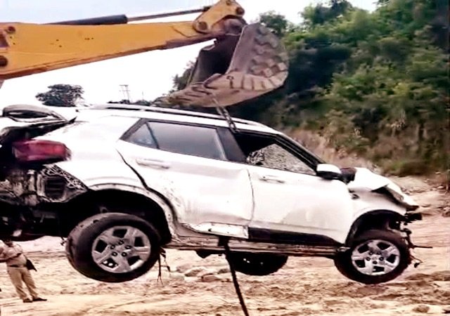 सिरमौर में बड़ा हादसा टला: 150 फीट नीचे मारकंडा नदी में गिरी श्रद्धालुओं से भरी कार, 6 लोग सुरक्षित