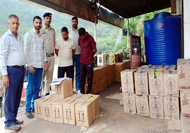 चंडीगढ़ मार्का शराब की हिमाचल में तस्करी की कोशिश नाकाम, गरामोड़ा बैरियर पर 180 पेटियां बरामद