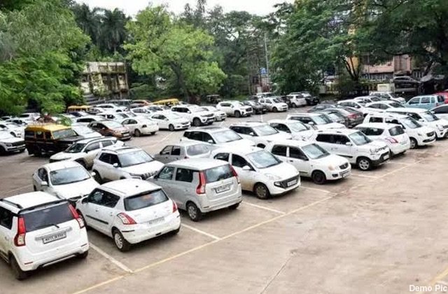 Kangra: ज्वालामुखी पार्किंग में एक घंटे के 100 रुपये! रेट बोर्ड से मिटाई गई दर, शिकायत के बाद ठेकेदार को नोटिस