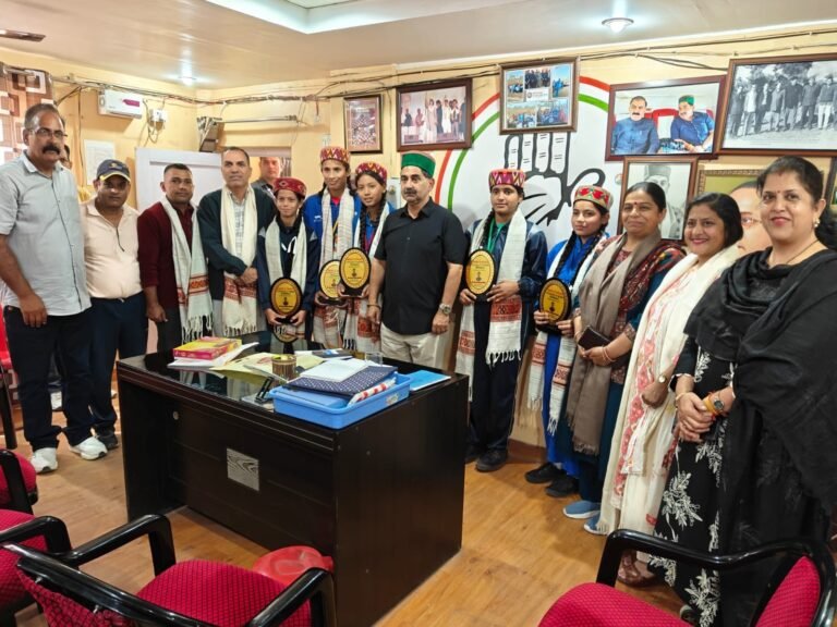 Kangra: शाहपुर के घरोह स्कूल की 5 बेटियों ने किया कमाल, राष्ट्रीय फुटबॉल प्रतियोगिता के लिए हुआ चयन; विधायक केवल सिंह पठानिया ने किया सम्मानित