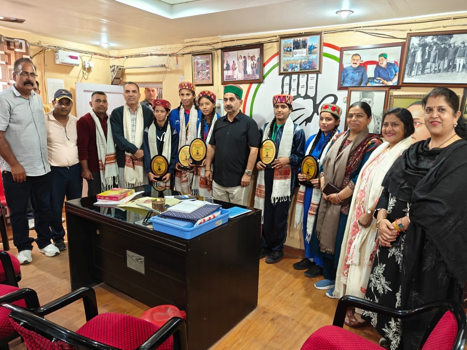 Kangra: शाहपुर के घरोह स्कूल की 5 बेटियों ने किया कमाल, राष्ट्रीय फुटबॉल प्रतियोगिता के लिए हुआ चयन; विधायक केवल सिंह पठानिया ने किया सम्मानित