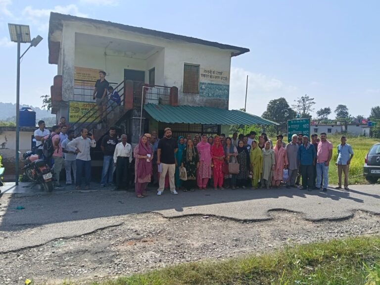 Kangra: गांधी जयंती पर हरनेरा पंचायत में सफाई अभियान, ग्राम सभा में 325 परिवारों ने लिया हिस्सा; जन्म और शादी पर शगुन देने का फैसला