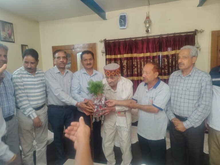 Kangra: 100 साल के कैप्टन राम सिंह का खास सम्मान, राष्ट्रीय वृद्धजन दिवस पर रोटरी क्लब शाहपुर ने घर पहुंचकर किया अभिनंदन