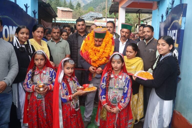 Kangra: धारकंडी में सड़कों पर खर्च होंगे 64 करोड़ रुपये, सल्ली स्कूल को मिला 15 लाख का स्मार्ट क्लासरूम; विधायक केवल सिंह पठानिया ने किए बड़े ऐलान