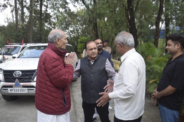तियारा पहुंचे विधानसभा अध्यक्ष कुलदीप सिंह पठानिया, पूर्व मंत्री मेजर विजय सिंह मनकोटिया के परिवार से मिलकर जताई संवेदना
