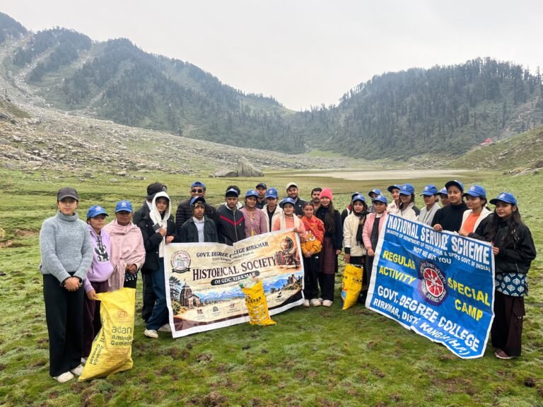 Kareri Lake News: 20 KM का कठिन ट्रेक कर रिड़कमार कॉलेज के छात्रों ने चमकाई करेरी झील, प्लास्टिक कचरा हटाकर दिया स्वच्छता का संदेश