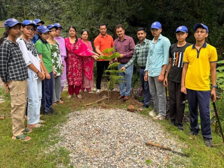 Kangra: दुर्गेला स्कूल के NSS स्वयंसेवकों ने ठम्बा शिव मंदिर में चलाया स्वच्छता अभियान, 200 साल पुरानी ऐतिहासिक बावड़ी की भी सफाई; पौधरोपण कर दिया पर्यावरण संरक्षण का संदेश