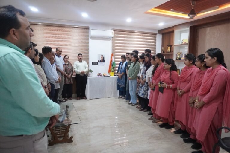 Kangra: मेजर विजय सिंह मनकोटिया को भावपूर्ण श्रद्धांजलि, ओशियन सोसायटी और रोटरी क्लब शाहपुर ने किया याद; दो मिनट का मौन रखकर दी श्रद्धांजलि