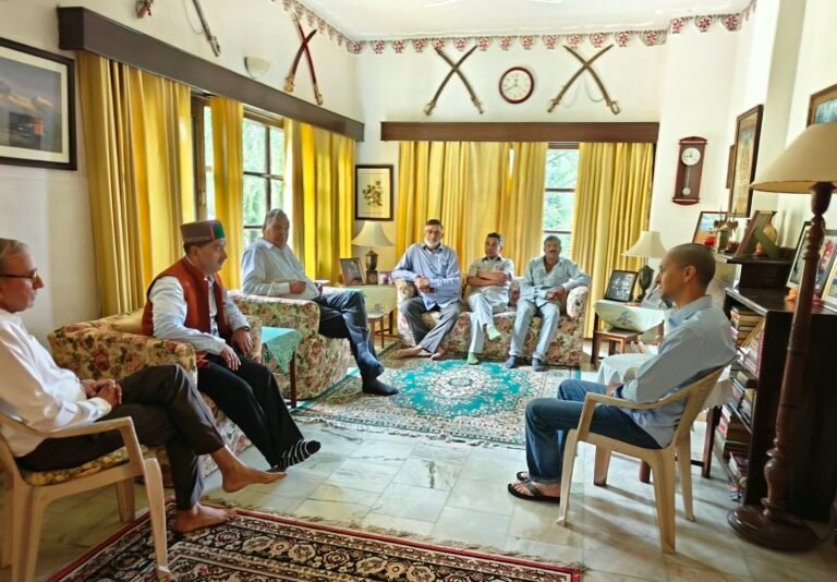 Kangra: मेजर विजय सिंह मनकोटिया के घर पहुंचे केवल सिंह पठानिया, परिवार से मिलकर जताई संवेदना; बोले- अधूरे सपनों को पूरा करने का करेंगे हरसंभव प्रयास