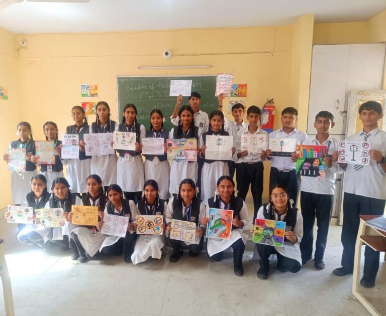 Kangra: रैत स्कूल में सड़क सुरक्षा को लेकर खास अभियान, नारा लेखन से भाषण तक हुईं प्रतियोगिताएं; विद्यार्थियों को यातायात नियमों के प्रति किया जागरूक