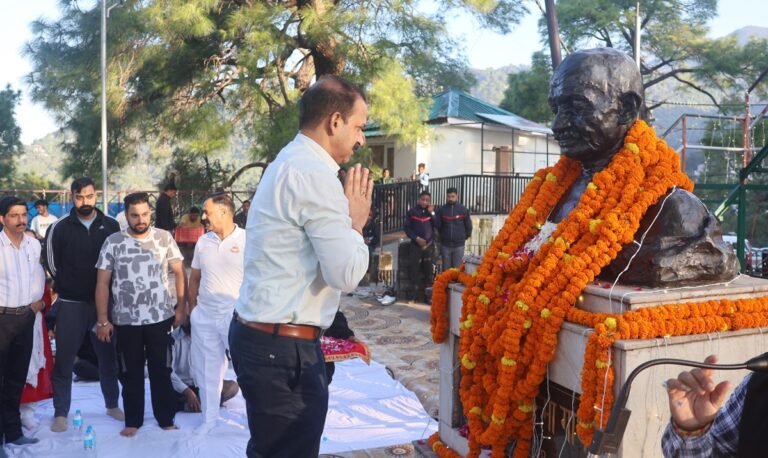 Kangra: धर्मशाला में गांधी जयंती पर गूंजा शांति और अहिंसा का संदेश, विनय कुमार बोले- आज भी प्रासंगिक हैं गांधी के विचार