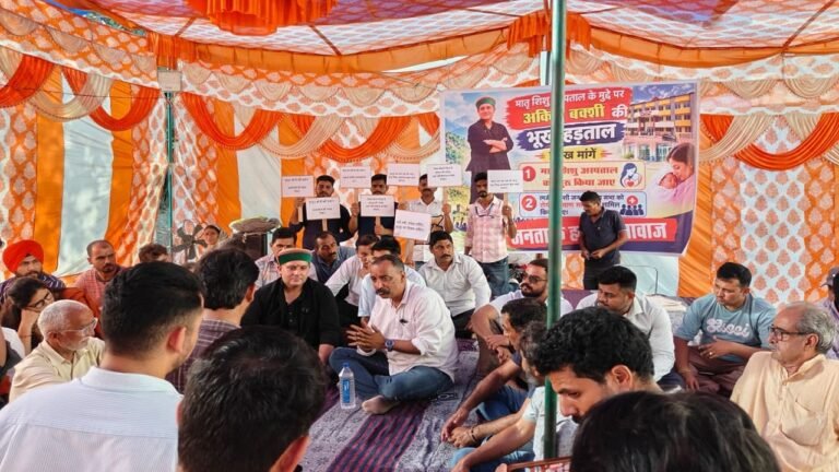 Kangra: नूरपुर अस्पताल परिसर में अखिल बख्शी की अनिश्चितकालीन भूख हड़ताल, मातृ-शिशु अस्पताल शुरू करने समेत उठीं ये मांगें