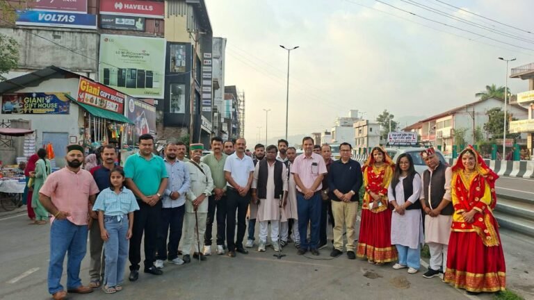 Kangra: शाहपुर बाजार में नुक्कड़ नाटक से केंद्र की योजनाओं की जानकारी, ‘सेवा ही संकल्प’ अभियान में लोगों को किया जागरूक
