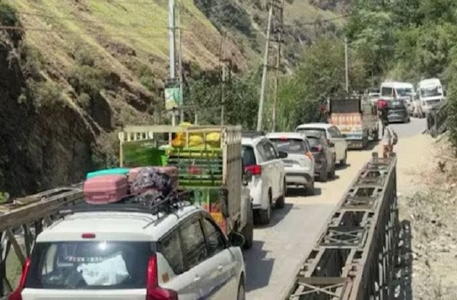 हिमाचल में लंबे वीकेंड पर उमड़ा सैलानियों का सैलाब, शिमला-मनाली-धर्मशाला में जाम; होटल 60 से 80% तक फुल