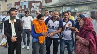 चंबा की बेटी सीमा कुमारी का भव्य स्वागत, एशियाई खेलों में कांस्य जीतकर लौटीं घर; परिवार करेगा शिव नुआला, रेटा में ढोल-नगाड़ों से अभिनंदन