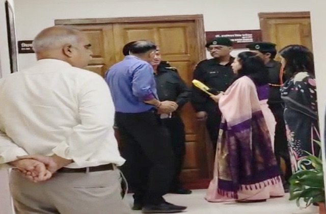 राज्यपाल के कार्यक्रम में जाने पर नौणी विवि के 5 शिक्षकों को नोटिस, VC ऑफिस के बाहर हंगामा; पुलिस बुलाने की नौबत, सामने आया विवाद