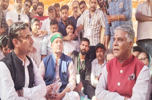 Kangra: नूरपुर मातृ-शिशु अस्पताल की मांग पर चौथे दिन भी भूख हड़ताल, सांसद-विधायक पहुंचे धरनास्थल; लंबित कामों की सूची मांगने पर अड़े अकिल बख्शी