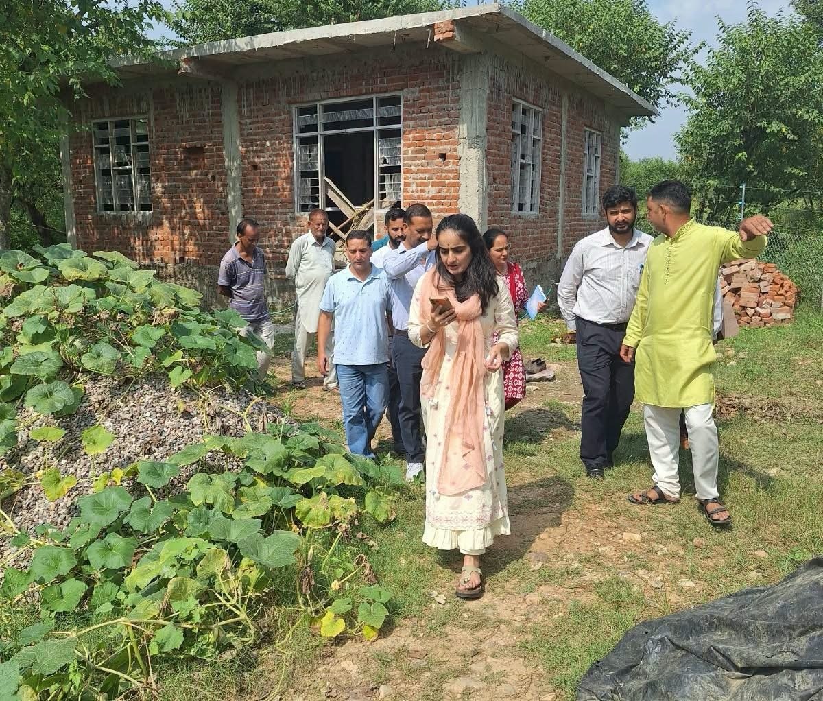 Hamirpur: भोरंज की पंचायतों में डीसी गंधर्वा राठौड़ का दौरा, विकास कार्यों का लिया जायजा; समय पर काम पूरा करने और गुणवत्ता पर दिया जोर