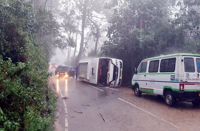 Kangra: पालमपुर में पठानकोट-मंडी हाईवे पर बड़ा हादसा टला, अचानक सड़क पर पलटी निजी बस; 60 वर्षीय महिला घायल, स्कूली बच्चे जाम में फंसे