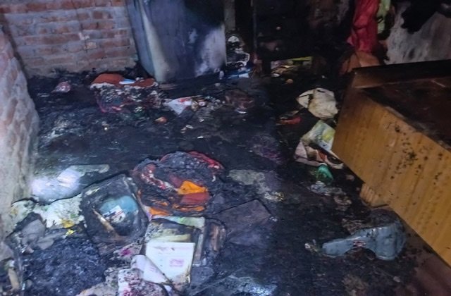 कांगड़ा में भीषण आग से मकान के दो कमरे और किचन राख, गैस सिलेंडर भी फटा; अगले महीने बेटी की शादी, परिवार पर टूटा दुखों का पहाड़