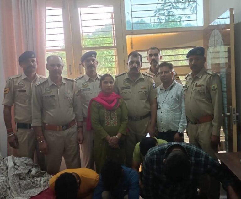 Kangra: कांगड़ा में होमस्टे पर पुलिस की दबिश, 11 ग्राम चिट्टे के साथ पालमपुर के 3 युवकों समेत 4 आरोपी गिरफ्तार