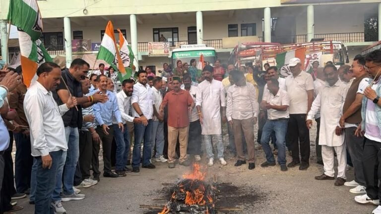 Kangra: राहुल गांधी के समर्थन में शाहपुर में कांग्रेस का प्रदर्शन, ज्ञानेश कुमार का पुतला फूंका; इस्तीफे की मांग