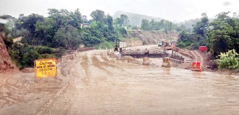 Nurpur Four Lane: बारिश के बाद दलदल बनी पठानकोट-मंडी फोरलेन, वाहन चालकों की बढ़ी परेशानी; हर पल हादसे का डर