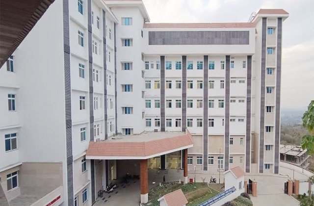 Hamirpur: मेडिकल कॉलेज में रैगिंग पर बड़ा एक्शन, MBBS के 9 छात्र दो सप्ताह के लिए सस्पेंड; लाखों का जुर्माना