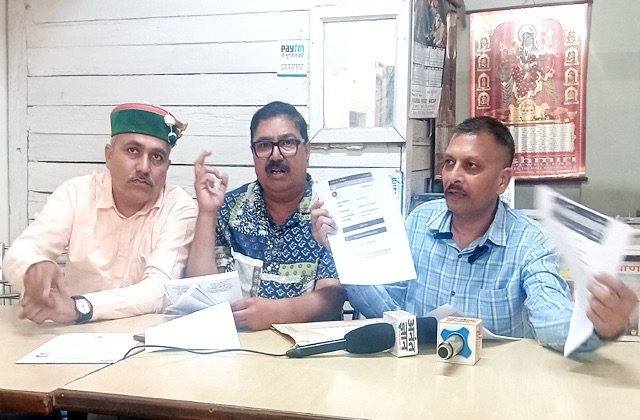Hamirpur: दिव्यांग पूर्व सैनिक ने सरकारी नौकरी के नाम पर 2.37 करोड़ की कथित धोखाधड़ी का लगाया आरोप, SP से FIR और सुरक्षा की मांग