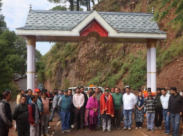 Kangra: पिता की स्मृति में केवल सिंह पठानिया ने तल माता मंदिर को दिया खास तोहफा, भव्य प्रवेश द्वार और सीढ़ियों का किया लोकार्पण