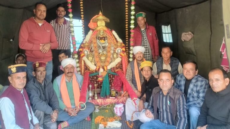 कुल्लू दशहरा में 7 दिन तपस्वी जैसी जिंदगी जीते हैं देवताओं के कारकून, खानपान से लेकर रहने तक के कड़े नियम