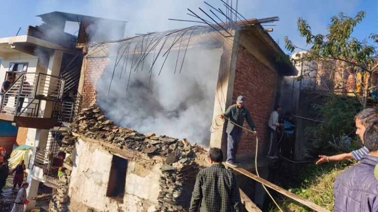 रामपुर के ध्वालसा गांव में मकान में लगी भीषण आग, एक कमरा जलकर राख; लाखों के नुकसान का अनुमान
