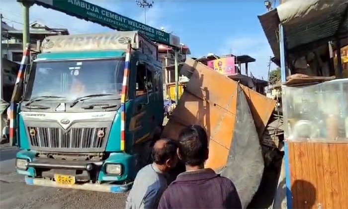 दाड़लाघाट चौक पर पलटते-पलटते बची बड़ी आफत, कबाड़ से लदे ट्रक की बॉडी अचानक खुली