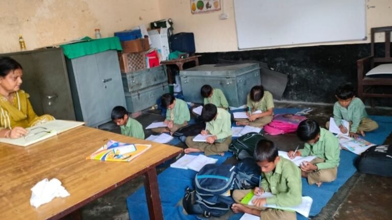 पांवटा साहिब के मटक माजरी स्कूल की बदहाली, एक कमरे में पहली से पांचवीं तक की 5 कक्षाएं; 17 साल में 30 से घटकर 11 रह गए बच्चे