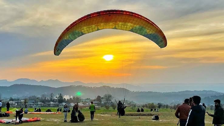 Kangra: बीड़-बिलिंग में पैराग्लाइडिंग पर बड़ा फैसला! 28 अक्टूबर तक सोलो उड़ानों पर रोक, जानें टैंडम फ्लाइट को लेकर क्या है आदेश